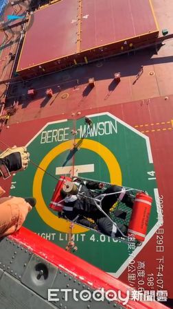 ▲空勤總隊出動黑鷹直升機和海巡吊掛分隊人員成功救援受傷的菲籍船員。（圖／記者張君豪翻攝）