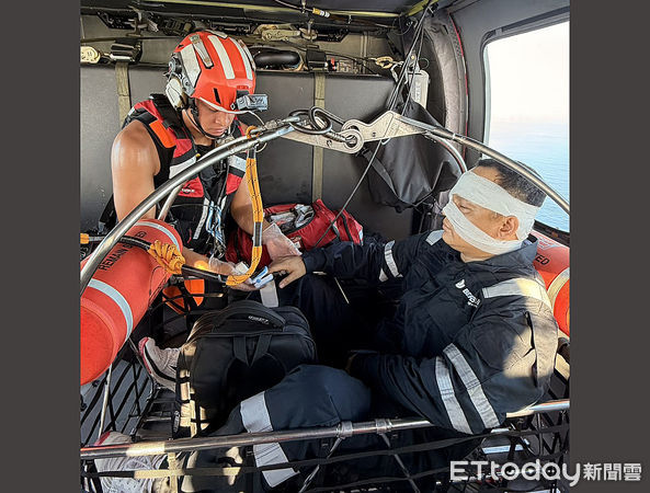 ▲空勤總隊出動黑鷹直升機和海巡吊掛分隊人員成功救援受傷的菲籍船員。（圖／記者張君豪翻攝）