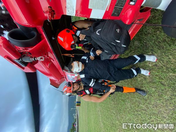 ▲空勤總隊出動黑鷹直升機和海巡吊掛分隊人員成功救援受傷的菲籍船員。（圖／記者張君豪翻攝）