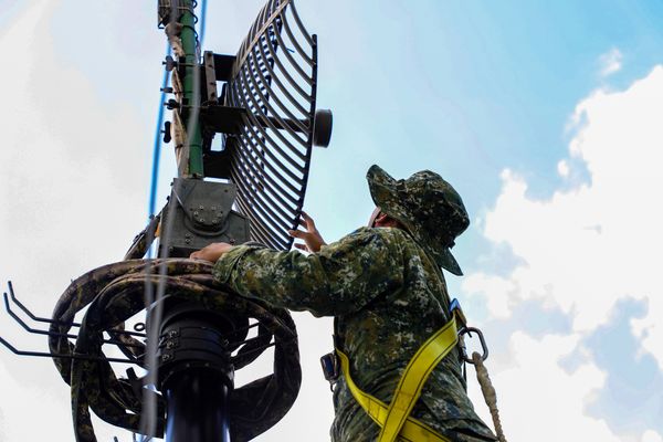 ▲官兵執行機動數位微波車天線調整。（圖／陸軍司令部提供）