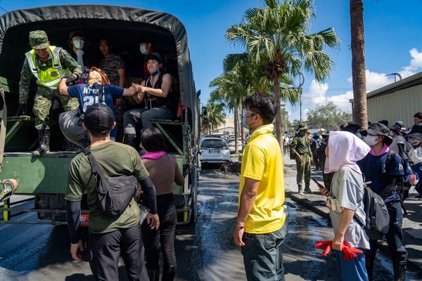 ▼運輸部隊協助志工載運，加入人力投入災區救災。（圖／陸軍司令部提供）