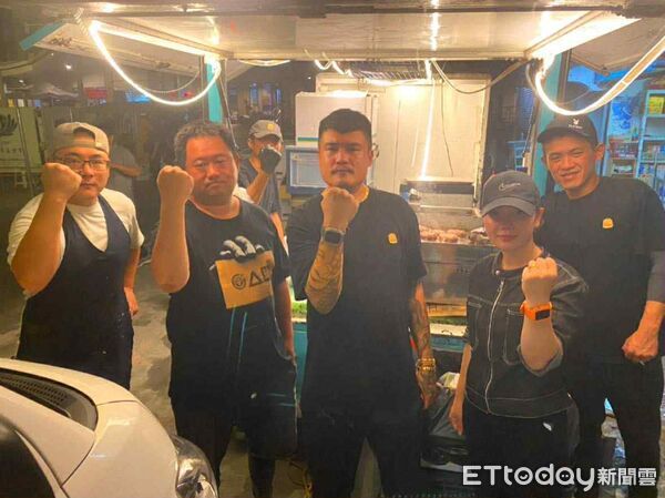 ▲▼餐車超人挺進災區！千份漢堡煎到手抖　遭鏟子超人「錢丟了就跑」。（圖／陳韋強授權使用）