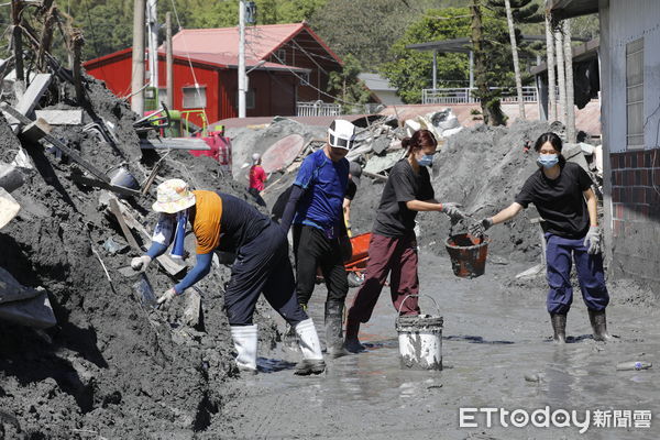 ▲▼馬太鞍溪堰塞湖潰堤水漫光復鄉災後第七天，災民在眾多志工國軍的投入下積極重間家園。（圖／記者湯興漢攝）