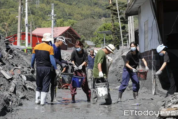 ▲▼馬太鞍溪堰塞湖潰堤水漫光復鄉災後第七天，災民在眾多志工國軍的投入下積極重間家園。（圖／記者湯興漢攝）