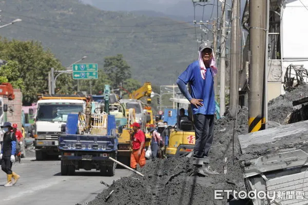 ▲▼馬太鞍溪堰塞湖潰堤水漫光復鄉災後第七天，災民在眾多志工國軍的投入下積極重間家園。（圖／記者湯興漢攝）