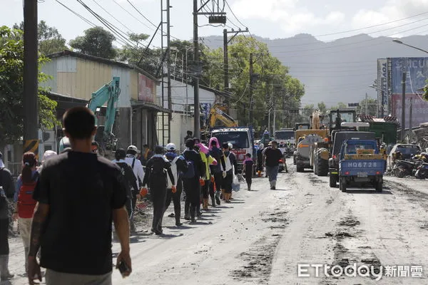 ▲▼馬太鞍溪堰塞湖潰堤水漫光復鄉災後第七天，災民在眾多志工國軍的投入下積極重間家園。（圖／記者湯興漢攝）