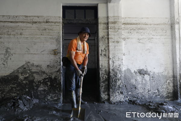 ▲▼馬太鞍溪堰塞湖潰堤水漫光復鄉災後第七天，災民在眾多志工國軍的投入下積極重間家園。（圖／記者湯興漢攝）