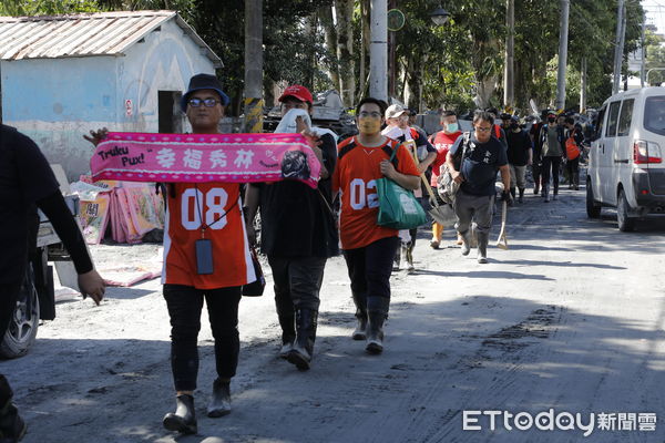 ▲▼馬太鞍溪堰塞湖潰堤水漫光復鄉災後第七天，災民在眾多志工國軍的投入下積極重間家園。（圖／記者湯興漢攝）