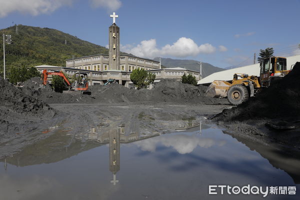 ▲▼馬太鞍溪堰塞湖潰堤水漫光復鄉災後第七天，災民在眾多志工國軍的投入下積極重間家園。（圖／記者湯興漢攝）