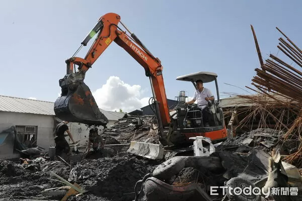 ▲▼馬太鞍溪堰塞湖潰堤水漫光復鄉災後第七天，災民在眾多志工國軍的投入下積極重間家園。圖為災民駕駛怪手清理家園情況。（圖／記者湯興漢攝）