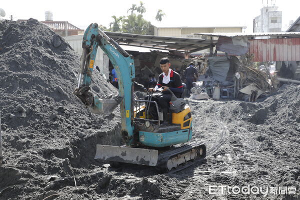 ▲▼馬太鞍溪堰塞湖潰堤水漫光復鄉災後第七天，災民在眾多志工國軍的投入下積極重間家園。圖為救災過程中相當重要好用的小型怪手。（圖／記者湯興漢攝）