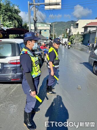 ▲馬太鞍堰塞湖潰堤水淹光復 花蓮警24小時輪班疏導交通。（圖／記者郭世賢翻攝）