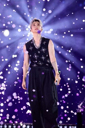 ▲Bii畢書盡秀出麒麟臂。（圖／新傳媒YES 933 提供）