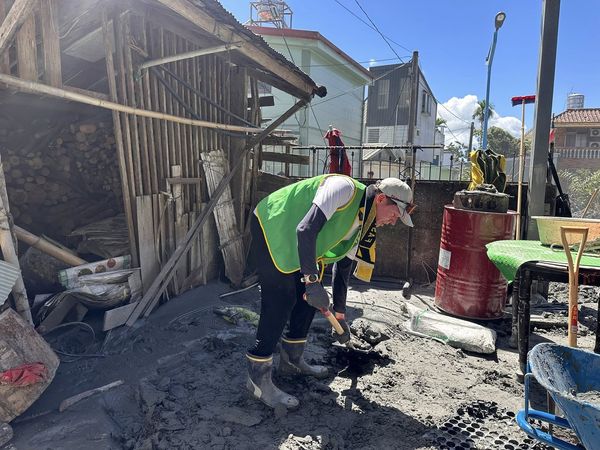 ▲▼法裔主持人赴花蓮救災遭酸「穿綠背心作秀」：很委屈。（圖／翻攝自Facebook／吉雷米-一粒米）