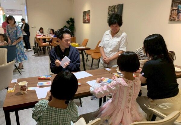 ▲為桃園新二代說「媽媽的故事」何志偉秒變大哥哥