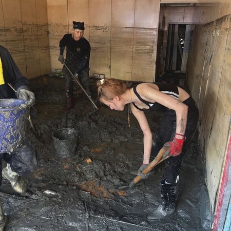 ▲「角頭正妹」王宣，到花蓮災區當起「鏟子超人」。（圖／翻攝自王宣IG）