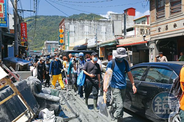 來自全台各地的「鏟子超人」，主動前往花蓮災區，協助災民重整家園。