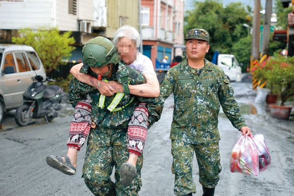 國軍主動前往災區協助，除了救援民眾外，也負責環境消毒工作。（國防部提供）