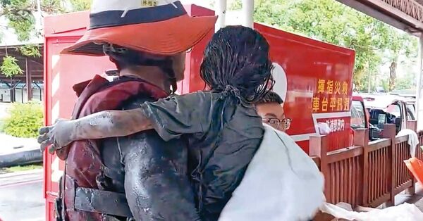 6歲女童「小沂」（右）被搜救人員抱出來時，全身都是泥濘，受難遭遇令人心疼。（翻攝畫面）