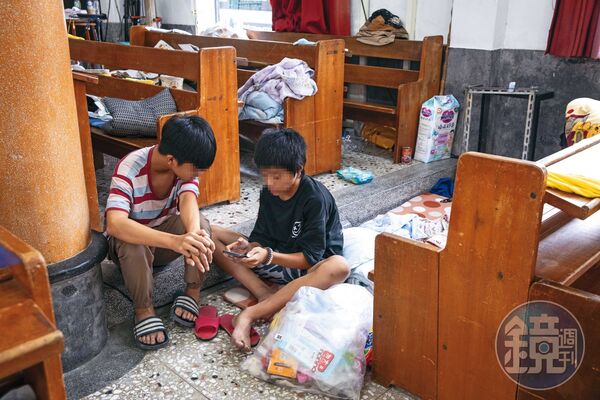 受難孩童只能暫時在收容所棲身，等待能夠重返家園的那天。