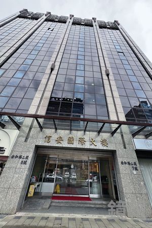 黃國昌狗仔隊大本營在北市安和路二段大樓內的某事務所，資金來源至今成謎。（鏡報李智為）