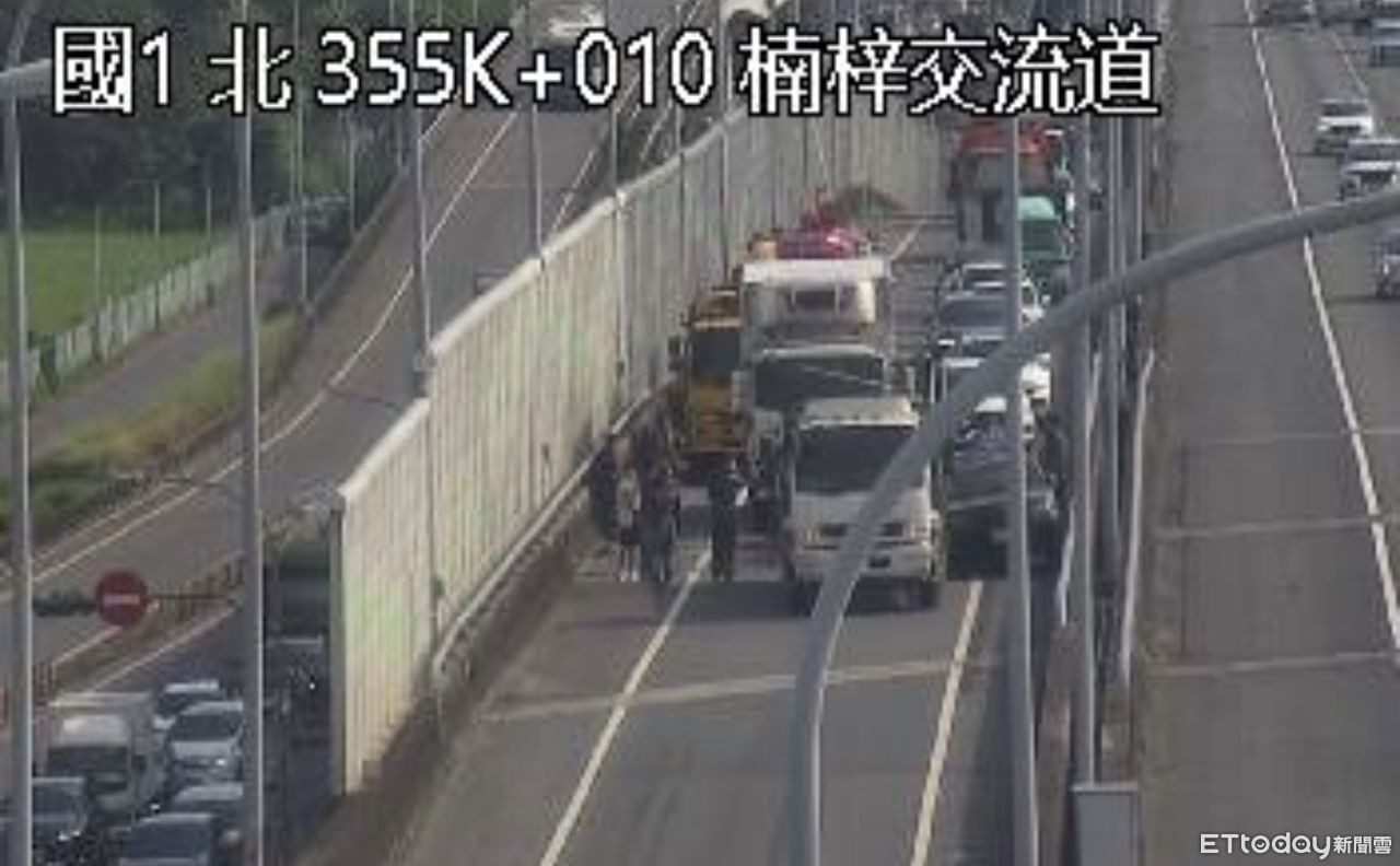 快訊/收假注意!楠梓交流道北上匝道5車追撞...嚴重回堵中