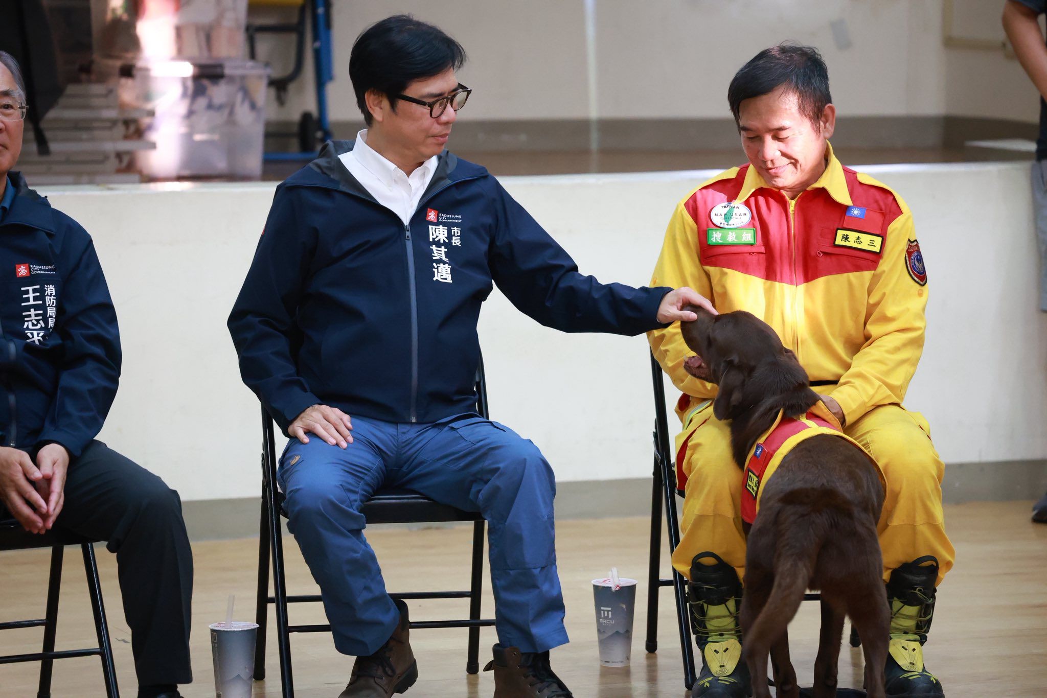 ▲高市特搜「汪汪隊」光復立大功　市長加菜：5搜救犬見玩具超興奮（圖／翻攝自Facebook／港都消防大小事）