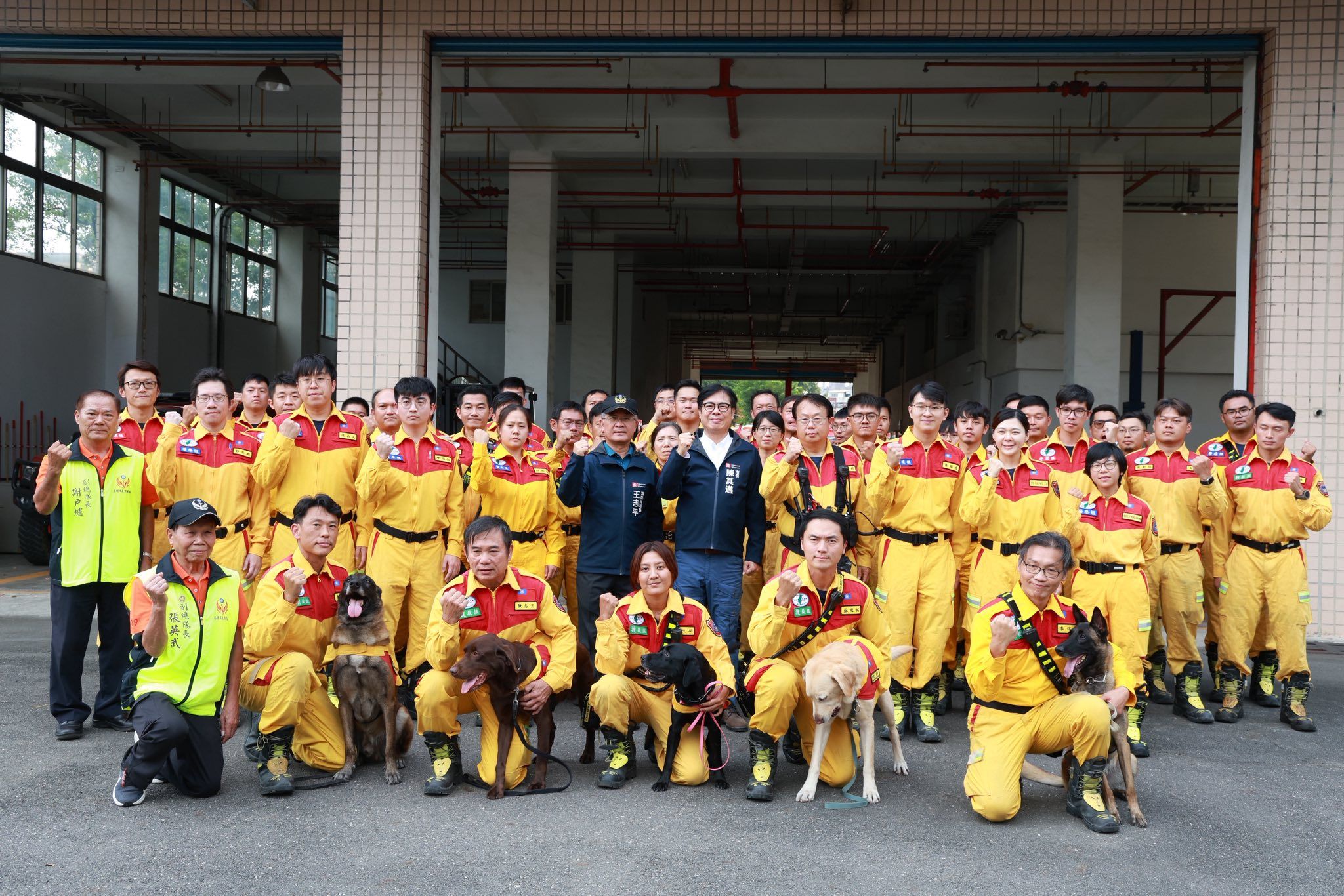 ▲高市特搜「汪汪隊」光復立大功　市長加菜：5搜救犬見玩具超興奮（圖／翻攝自Facebook／港都消防大小事）
