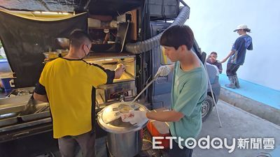 聽到災民「想吃素」立刻衝來!餐車天使邊煮邊掃:你的家我幫扶