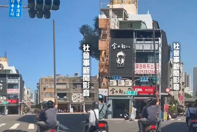 高雄機車雙載「扛3米巨管」險K紅綠燈!離譜畫面曝 警方要罰了