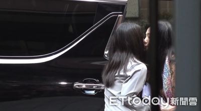 快訊／應曉薇再出庭！一下車「又跟愛女親嘴」　北院前上演母女情深