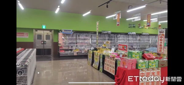 ▲新營區1家賣場30日凌晨傳出火警，所幸自動撒水設備及時啟動，火勢迅速撲滅。（記者林東良翻攝，下同）