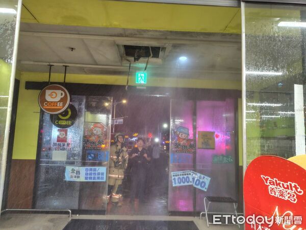 ▲新營區1家賣場30日凌晨傳出火警，所幸自動撒水設備及時啟動，火勢迅速撲滅。（記者林東良翻攝，下同）