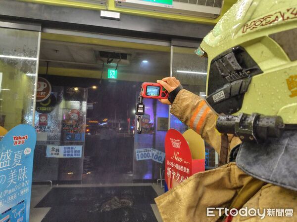 ▲新營區1家賣場30日凌晨傳出火警，所幸自動撒水設備及時啟動，火勢迅速撲滅。（記者林東良翻攝，下同）