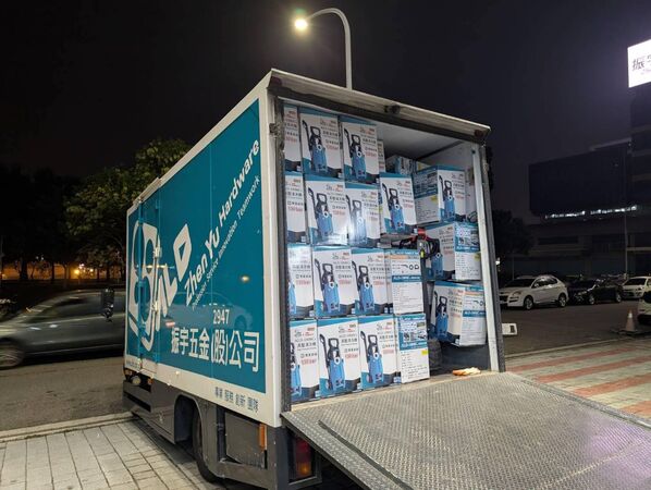 振宇五金接受經濟部產發署委託，緊急自全台調度上千台高壓清洗機，迅速送至花蓮光復鄉助災民清理家園。（翻攝振宇五金臉書）