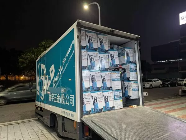 振宇五金接受經濟部產發署委託，緊急自全台調度上千台高壓清洗機，迅速送至花蓮光復鄉助災民清理家園。（翻攝振宇五金臉書）
