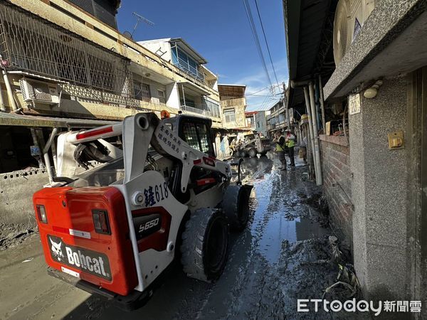 ▲台南市環保局再度派遣清溝車與水車前往花蓮，協助災後環境復原。（記者林東良翻攝，下同）