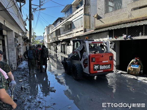 ▲台南市環保局再度派遣清溝車與水車前往花蓮，協助災後環境復原。（記者林東良翻攝，下同）