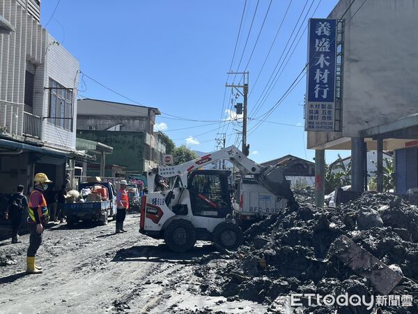 ▲台南市環保局再度派遣清溝車與水車前往花蓮，協助災後環境復原。（記者林東良翻攝，下同）