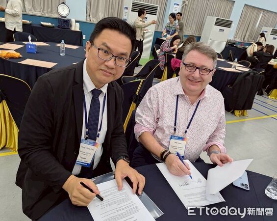 ▲暨大副校長曾永平教授（左）與Richmond American University London校長Phil Deans簽署合作備忘錄。（圖／國立暨南國際大學提供）