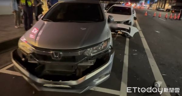 ▲台南市新營區復興路29日晚間發生自小客車擦撞翻覆事故，1人受傷送醫。（記者林東良翻攝，下同）