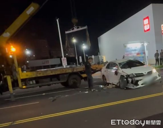 ▲台南市新路29日晚生自小客擦撞翻覆事故，1人受送。（者林良翻，下同）