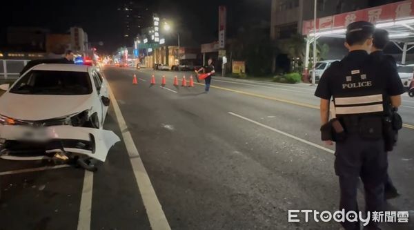 ▲台南市新營區復興路29日晚間發生自小客車擦撞翻覆事故，1人受傷送醫。（記者林東良翻攝，下同）