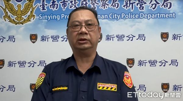 ▲台南市新營區復興路29日晚間發生自小客車擦撞翻覆事故，1人受傷送醫。（記者林東良翻攝，下同）