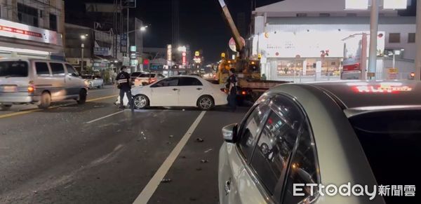 ▲台南市新營區復興路29日晚間發生自小客車擦撞翻覆事故，1人受傷送醫。（記者林東良翻攝，下同）
