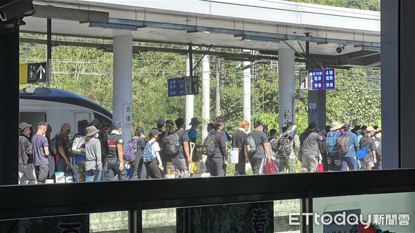 ▲▼   光復車站前出現二手雨鞋大隊          。（圖／記者許權毅攝）