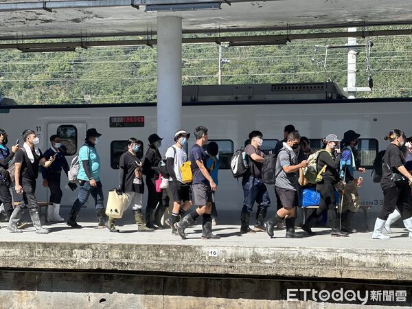 ▲▼             連假收假第一天，光復車站依舊擠滿了「鏟子超人」。（圖／記者許權毅攝，下同）