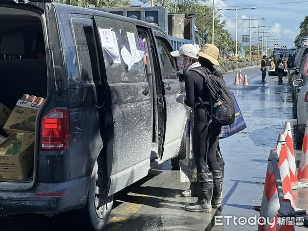 ▲▼             連假收假第一天，光復車站依舊擠滿了「鏟子超人」。（圖／記者許權毅攝，下同）