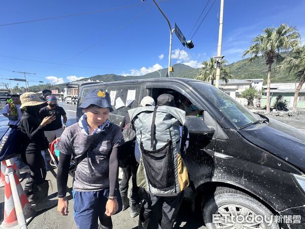 ▲▼             連假收假第一天，光復車站依舊擠滿了「鏟子超人」。（圖／記者許權毅攝，下同）
