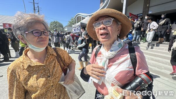 ▲▼             連假收假第一天，光復車站依舊擠滿了「鏟子超人」。（圖／記者許權毅攝，下同）